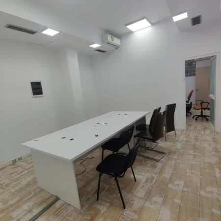 Tirane, jepet me qera zyre Kati 3, 200 m² 3.000 € (RRUGA E DIBRES)