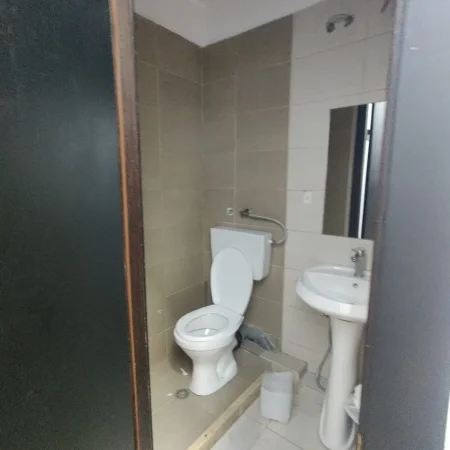 Tirane, jepet me qera zyre Kati 3, 200 m² 3.000 € (RRUGA E DIBRES)