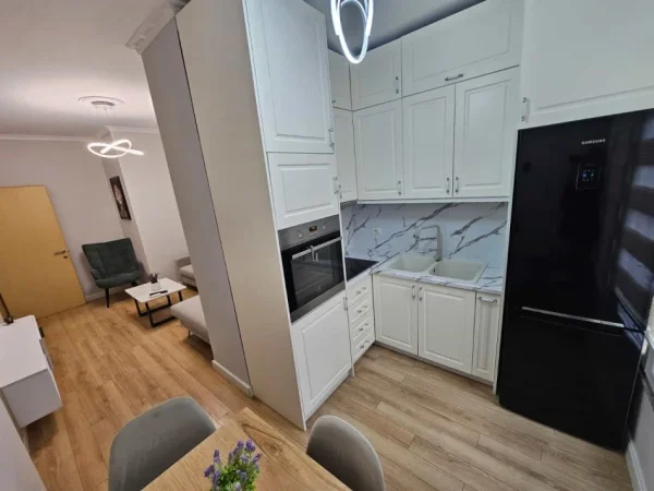 Tirane, jepet me qera apartament 1+1 Kati 2, 58 m² 570 € (Rruga e Zallit)