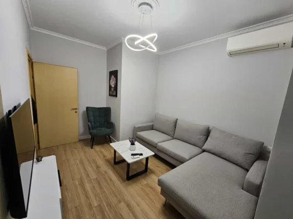 Tirane, jepet me qera apartament 1+1 Kati 2, 58 m² 570 € (Rruga e Zallit)