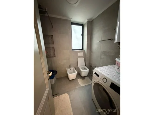 Tirane, jepet me qera 2+1 Kati 3, 82 m² 700 € 