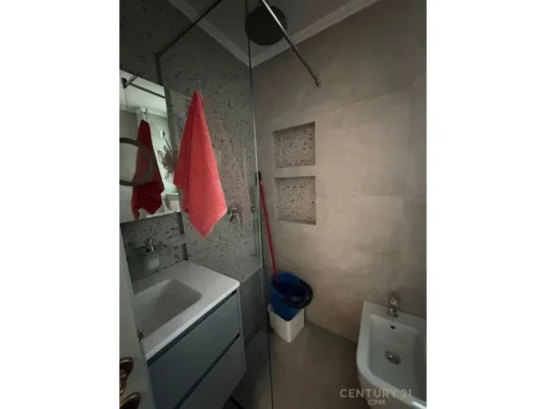 Tirane, jepet me qera 2+1 Kati 3, 82 m² 700 € 