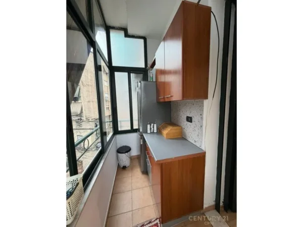 Tirane, jepet me qera 2+1 Kati 3, 82 m² 700 € 