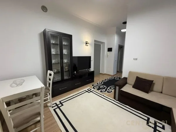 Tirane, jepet me qera 2+1 Kati 3, 82 m² 700 € 
