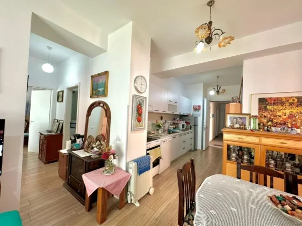 Tirane, shitet apartament 2+1 , 84 m² 