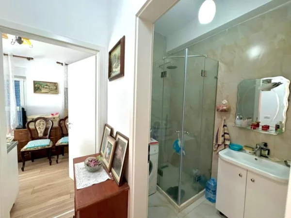 Tirane, shitet apartament 2+1 , 84 m² 