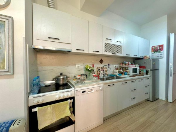 Tirane, shitet apartament 2+1 , 84 m² 