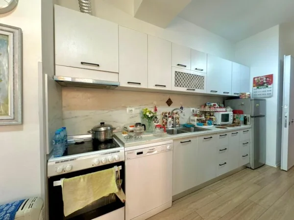 Tirane, shitet apartament 2+1 , 84 m² 