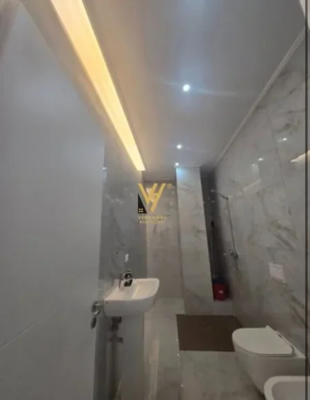 Tirane, jepet me qera zyre Kati 2, 67 m² 700 € (KOMUNA E PARISIT)