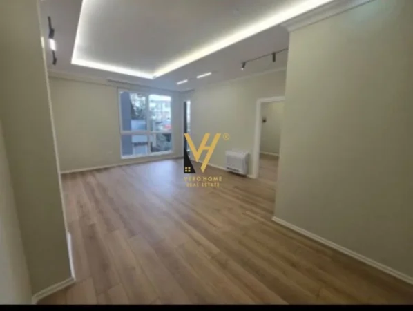 Tirane, jepet me qera zyre Kati 2, 67 m² 700 € (KOMUNA E PARISIT)