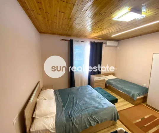 Shkoder, jepet me qera shtepi 2+1 Kati 0, (RUS)