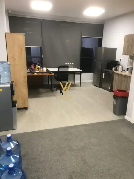 Tirane, jepet me qera zyre Kati 1, 455 m² 5.000 € (RRUGA HOXHA TAHSIM)