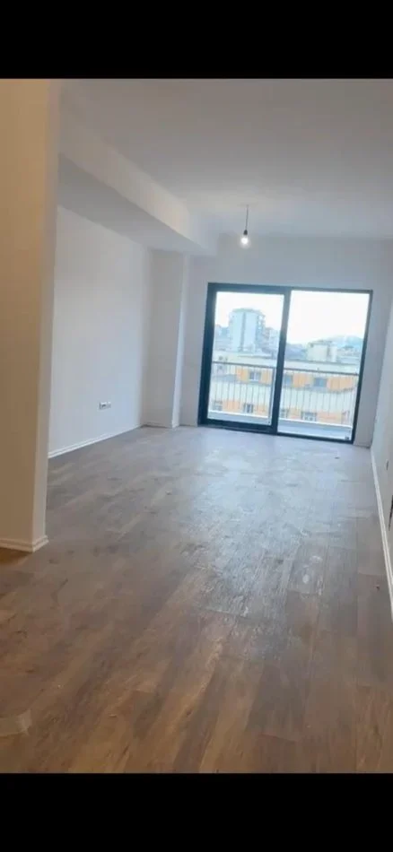 Tirane, jepet me qera zyre Kati 5, 106 m² 1.200 € (RRUGA E BARRIKADAVE)