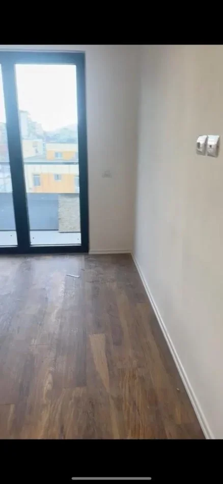 Tirane, jepet me qera zyre Kati 5, 106 m² 1.200 € (RRUGA E BARRIKADAVE)