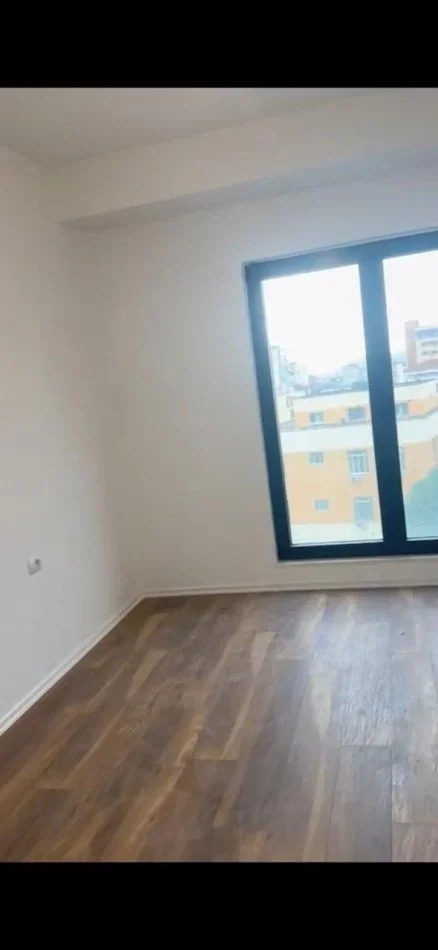 Tirane, jepet me qera zyre Kati 5, 106 m² 1.200 € (RRUGA E BARRIKADAVE)