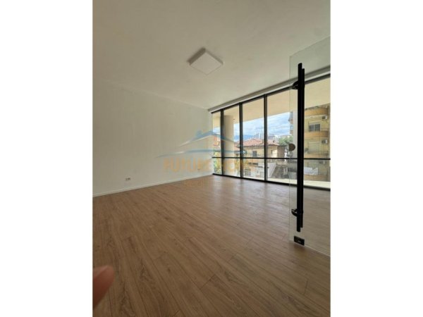 Tirane, jepet me qera ambjent biznesi Kati 1, 32 m² 730 € (rruga Mine Peza)