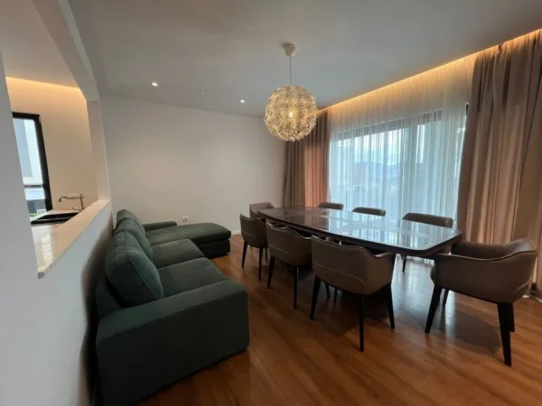 Tirane, shitet apartament 2+1 Kati 1, 135 m² 295.000 € (Farke)