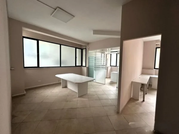 Tirane, jepet me qera zyre Kati 1, 103 m² 1.000 € (21 Dhjetori)