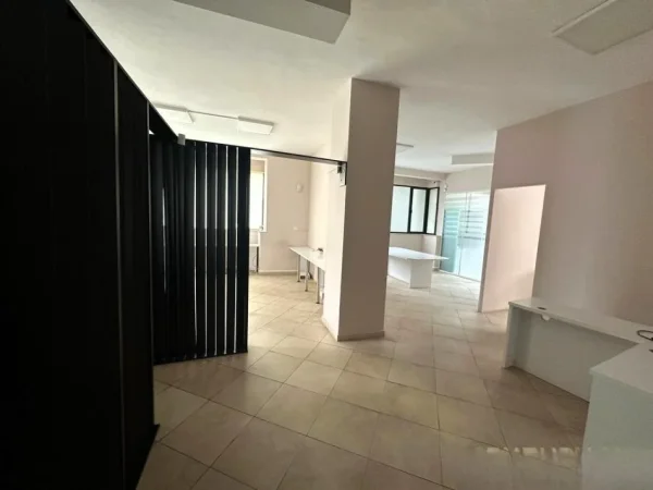 Tirane, jepet me qera zyre Kati 1, 103 m² 1.000 € (21 Dhjetori)