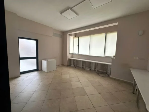 Tirane, jepet me qera zyre Kati 1, 103 m² 1.000 € (21 Dhjetori)