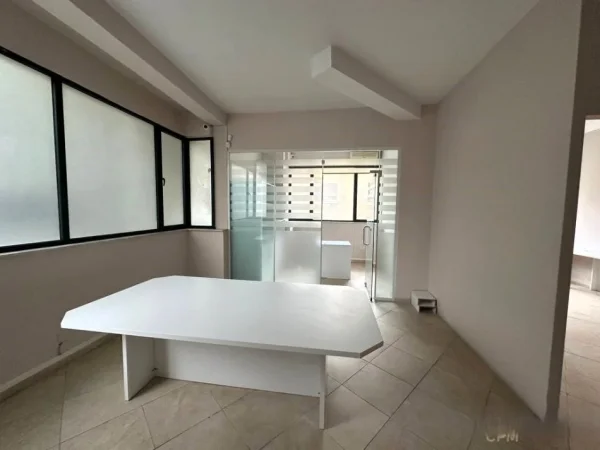 Tirane, jepet me qera zyre Kati 1, 103 m² 1.000 € (21 Dhjetori)