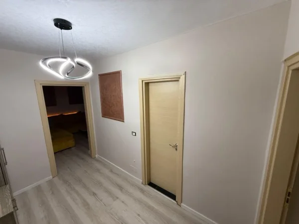 Tirane, jepet me qera apartament 1+1+Ballkon , 550 € (Rruga e Dibrës)