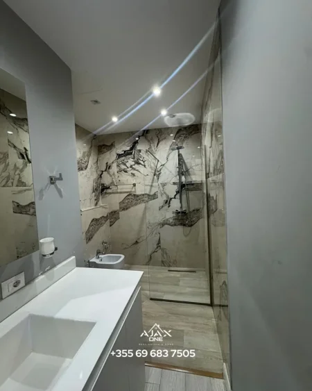 Tirane, shitet apartament , 112 m² (Rruga e barrikadave 3-4 min në këmbë nga qendra)