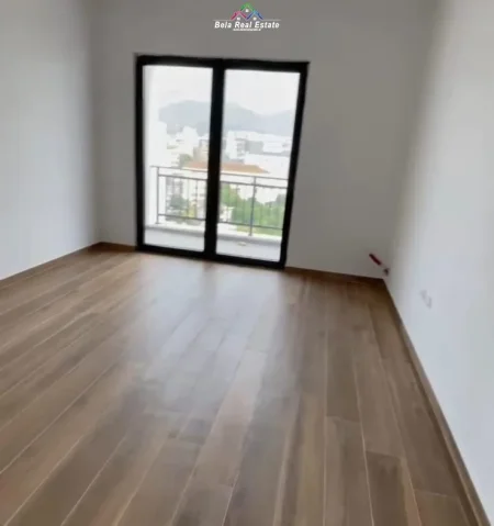 Tirane, jepet me qera zyre Kati 8, 85 m² 520 € (Rruga e Dibres)