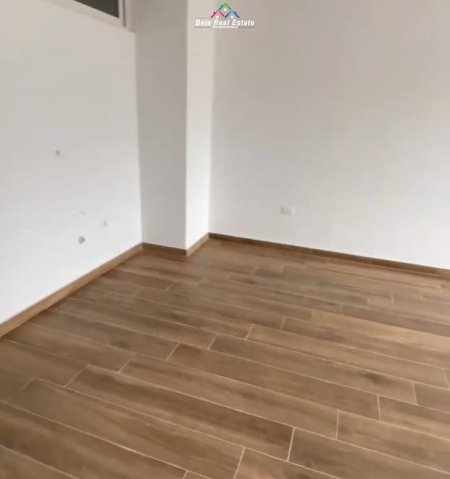 Tirane, jepet me qera zyre Kati 8, 85 m² 520 € (Rruga e Dibres)