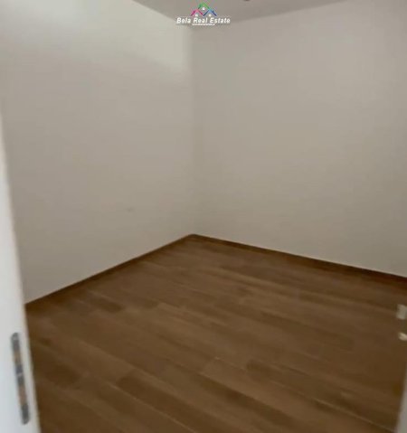 Tirane, jepet me qera zyre Kati 8, 85 m² 520 € (Rruga e Dibres)
