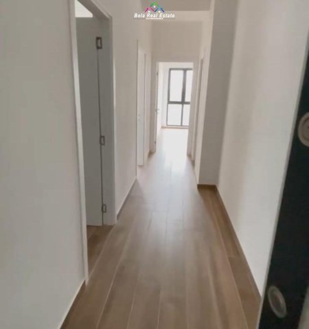 Tirane, jepet me qera zyre Kati 8, 85 m² 520 € (Rruga e Dibres)