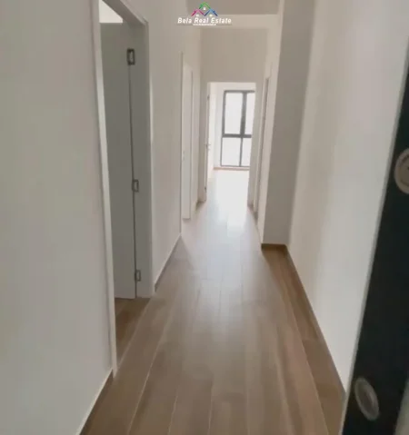 Tirane, jepet me qera zyre Kati 8, 85 m² 520 € (Rruga e Dibres)