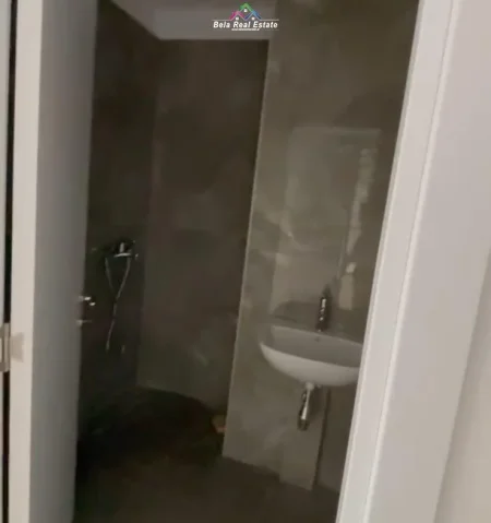 Tirane, jepet me qera zyre Kati 8, 85 m² 520 € (Rruga e Dibres)