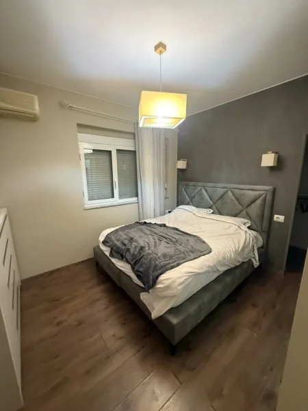 Tirane, jepet me qera apartament 2+1 Kati 4, 90 m² 700 € (9 Kateshet)