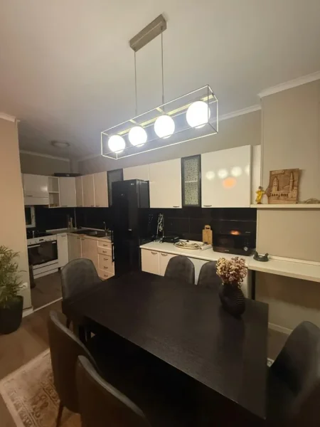 Tirane, jepet me qera apartament 2+1 Kati 4, 90 m² 700 € (9 Kateshet)