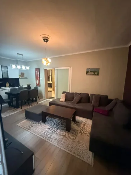 Tirane, jepet me qera apartament 2+1 Kati 4, 90 m² 700 € (9 Kateshet)