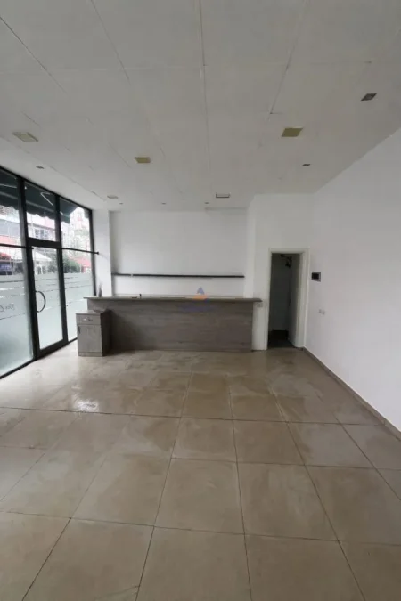 Tirane, jepet me qera dyqan Kati 0, 41 m² 727 € 