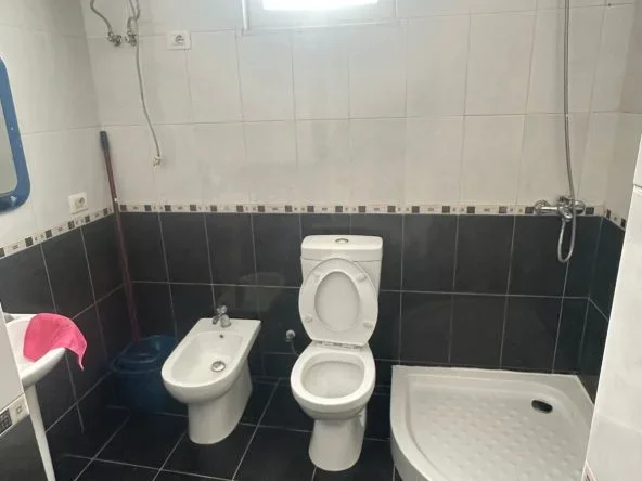 Tirane, jepet me qera apartament 2+1+Ballkon Kati 2, 85 m² 570 € (RRUGA HYSEN KAZAZI,BULEVARDI I RI)