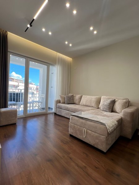 APARTAMENT 1+1 ME QIRA   700 € (RRUGA E BARRIKADAVE)