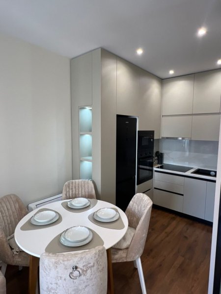 APARTAMENT 1+1 ME QIRA   700 € (RRUGA E BARRIKADAVE)