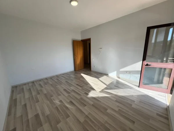 Tirane, jepet me qera apartament 2+1+Ballkon Kati 5, 110 m² 800 € (Stadiumi Dinamo)
