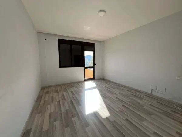 Tirane, jepet me qera apartament 2+1+Ballkon Kati 5, 110 m² 800 € (Stadiumi Dinamo)