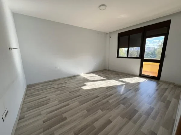 Tirane, jepet me qera apartament 2+1+Ballkon Kati 5, 110 m² 800 € (Stadiumi Dinamo)