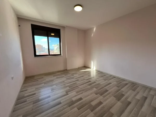 Tirane, jepet me qera apartament 2+1+Ballkon Kati 5, 110 m² 800 € (Stadiumi Dinamo)