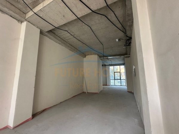Tirane, jepet me qera ambjent biznesi Kati 0, 100 m² 4.500 € (Lake View Residence)