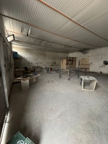 Tirane, jepet me qera magazine Kati 0, 200 m² 700 € (KOMBINAT)