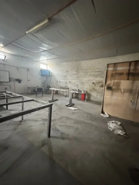 Tirane, jepet me qera magazine Kati 0, 200 m² 700 € (KOMBINAT)