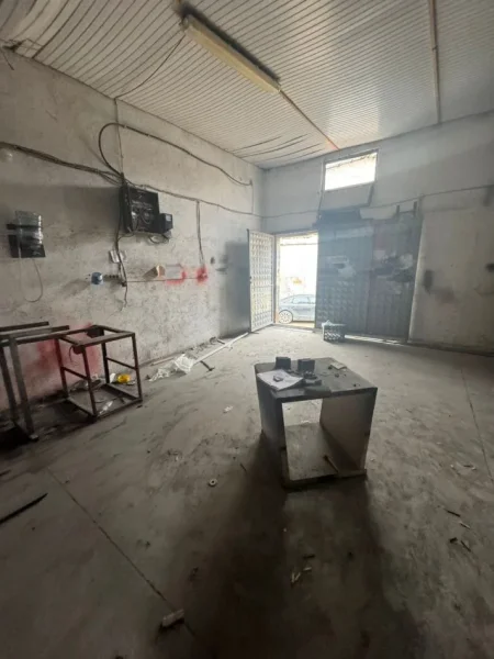 Tirane, jepet me qera magazine Kati 0, 200 m² 700 € (KOMBINAT)