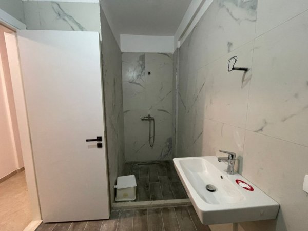 Tirane, shes apartament 2+1 Kati 3, 118 m² 207.700 € (Rruga Hasan Vogli)