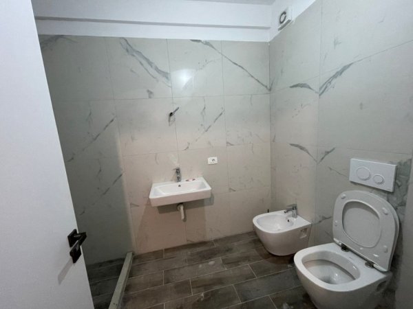 Tirane, shes apartament 2+1 Kati 3, 118 m² 207.700 € (Rruga Hasan Vogli)